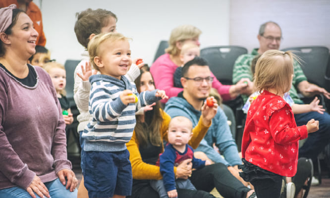 familias en un evento de biblioteca